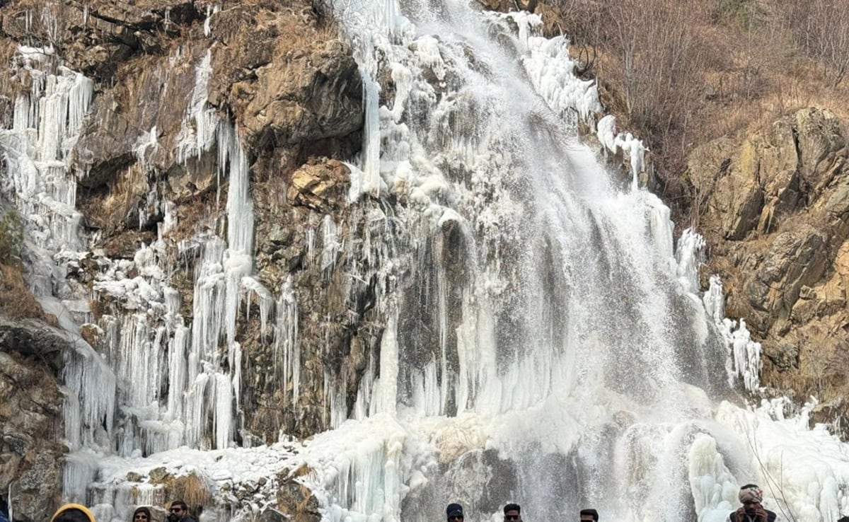 Tourists Flock to Frozen Waterfall in Gulmarg Amidst Cold Wave in Jammu and Kashmir