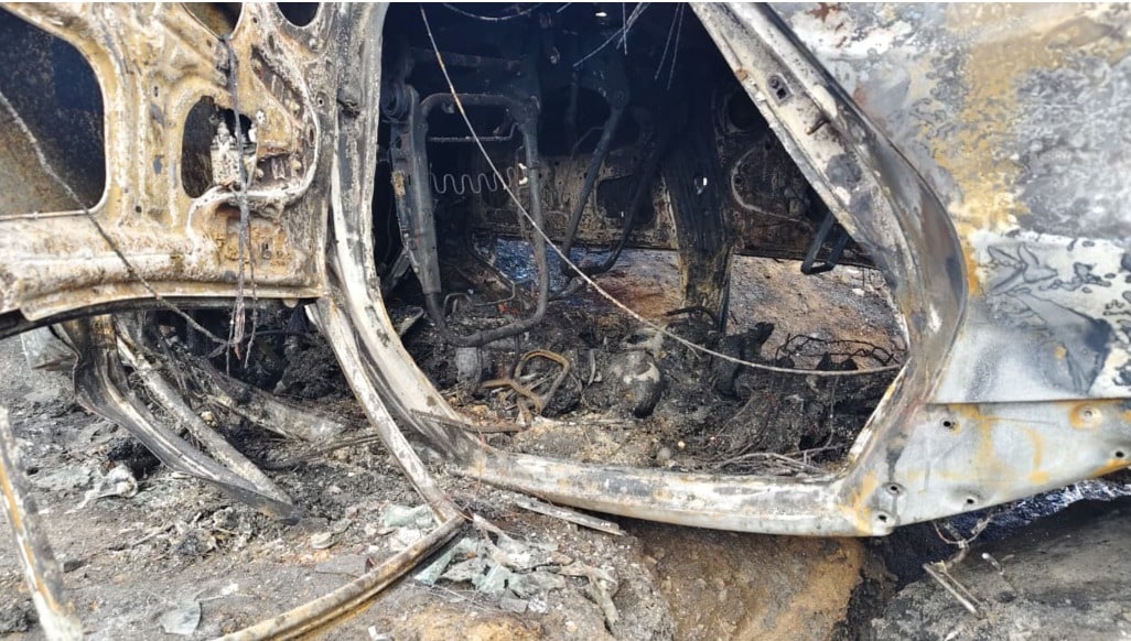 कार की हालत बता रही है कि आग कितनी भीषण लगी होगी.