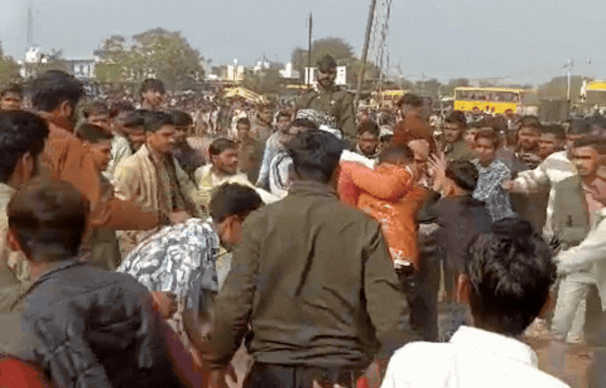 VIDEO: गणतंत्र दिवस समारोह में चले लात-घुसे! अतिथि शिक्षक को कुर्सियों से पीटा, चार के खिलाफ केस दर्ज