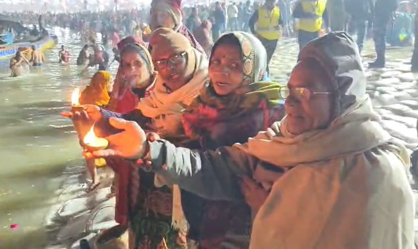 स्नान के बाद मां गंगा की आरती करते श्रद्धालु.