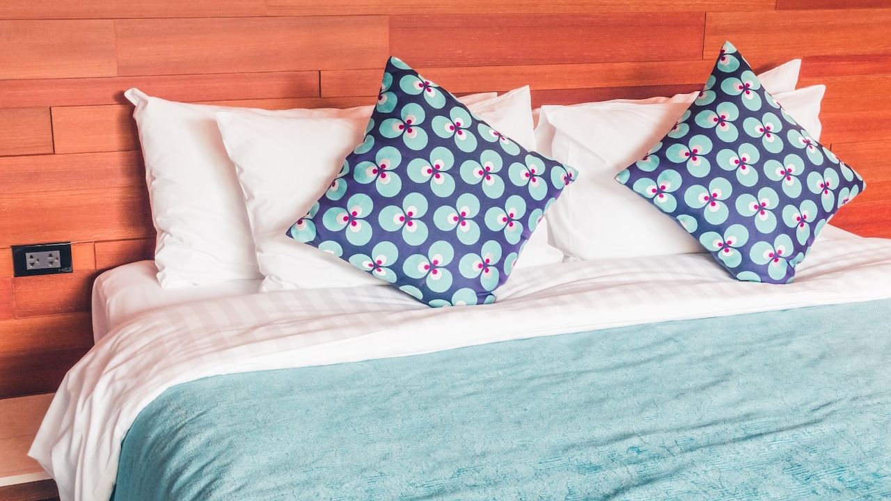 Flat vs Fitted Sheets: Which Is Better For Your Mattress And Sleep? Flat vs Fitted Sheets: Which Is Better For Your Mattress And Sleep?