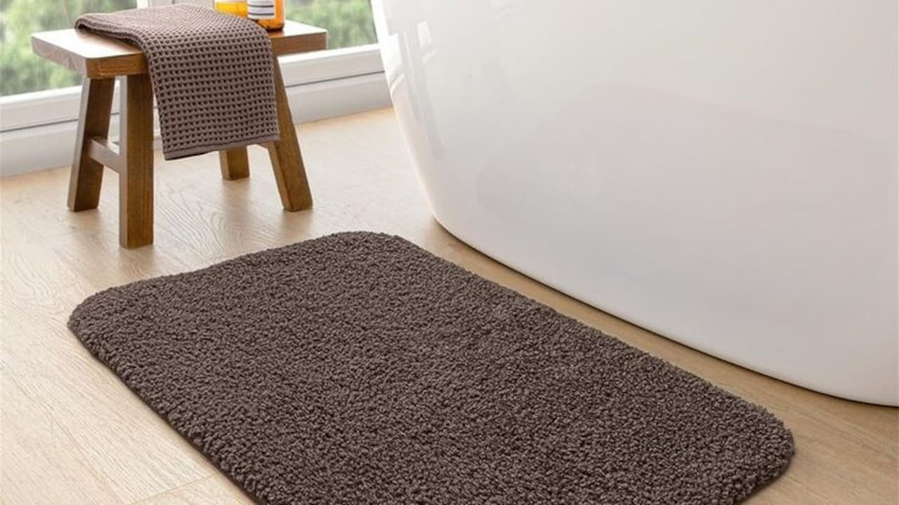 Why Bath Mats Stay Damp All Day And What Fast-Drying Materials To Choose
