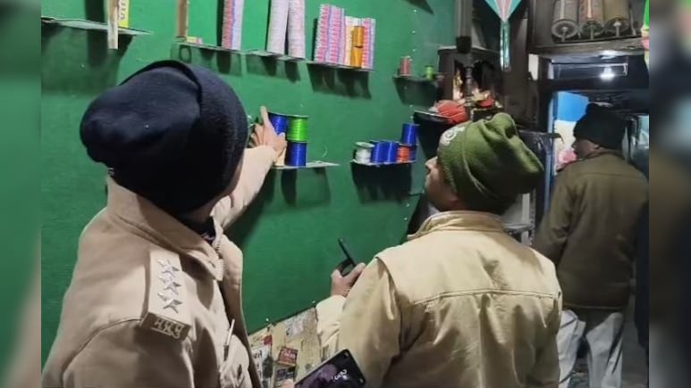 भरे बाजार में बिक रहा 'मौत का मांझा'! प्रशासन ने 15 दुकानदारों के खिलाफ दर्ज किया केस