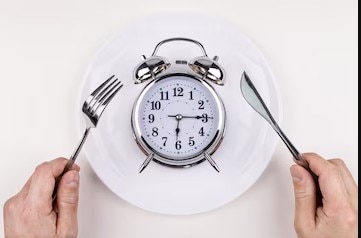 Multiple studies show that IF can lead to weight loss. Photo: Freepik Multiple studies show that IF can lead to weight loss. Photo: Freepik