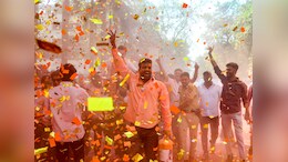महाराष्ट्र में अजीबोगरीब गठबंधन: कहीं कट्टर विरोधी आए पास, तो कहीं वैचारिक दुश्मनों से हाथ मिलाने की तैयारी!