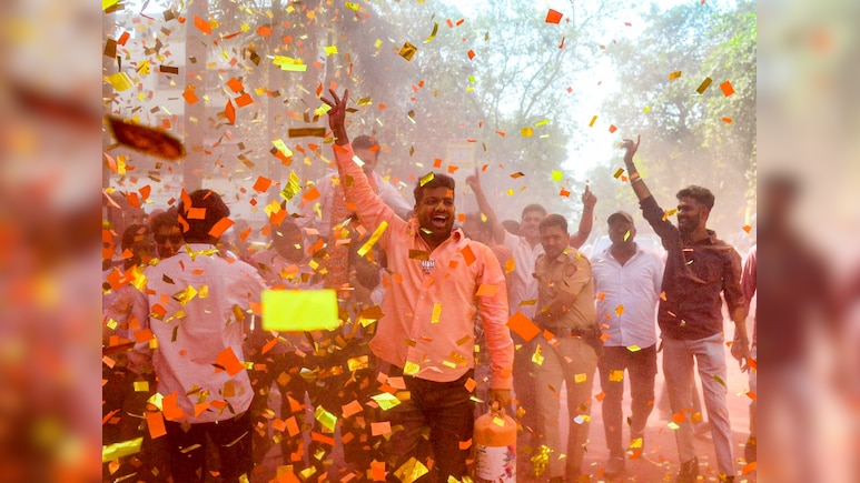 महाराष्ट्र में अजीबोगरीब गठबंधन: कहीं कट्टर विरोधी आए पास, तो कहीं वैचारिक दुश्मनों से हाथ मिलाने की तैयारी!