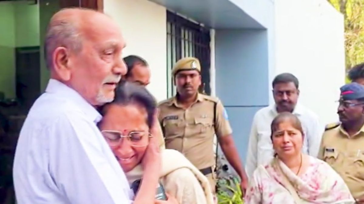 कौन है ये शख्स, जिसकी सीने से लिपटकर रोईं बहन सुप्रिया सुले और पत्नी सुनेत्रा पवार