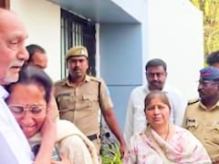 कौन है ये शख्स, जिसके सीने से लिपटकर रोईं अजित पवार की बहन सुप्रिया सुले और पत्नी सुनेत्रा पवार