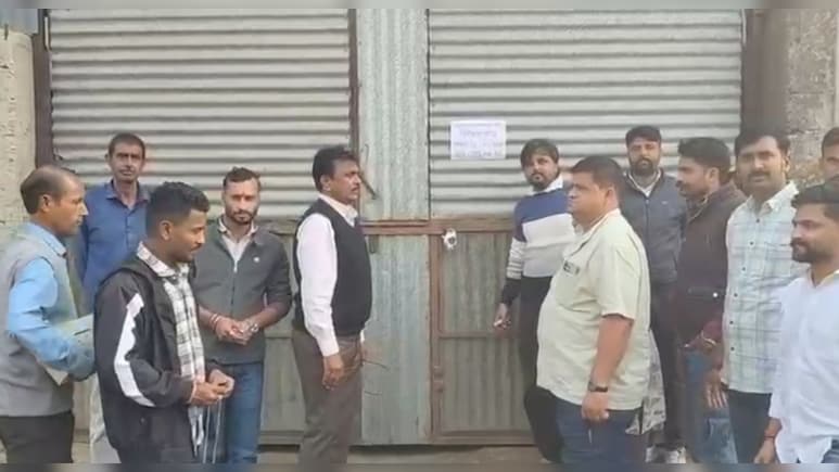 व्यावसायिक अवैध निर्माण पर नगर पालिका की बड़ी कार्रवाई, भवन किया सील