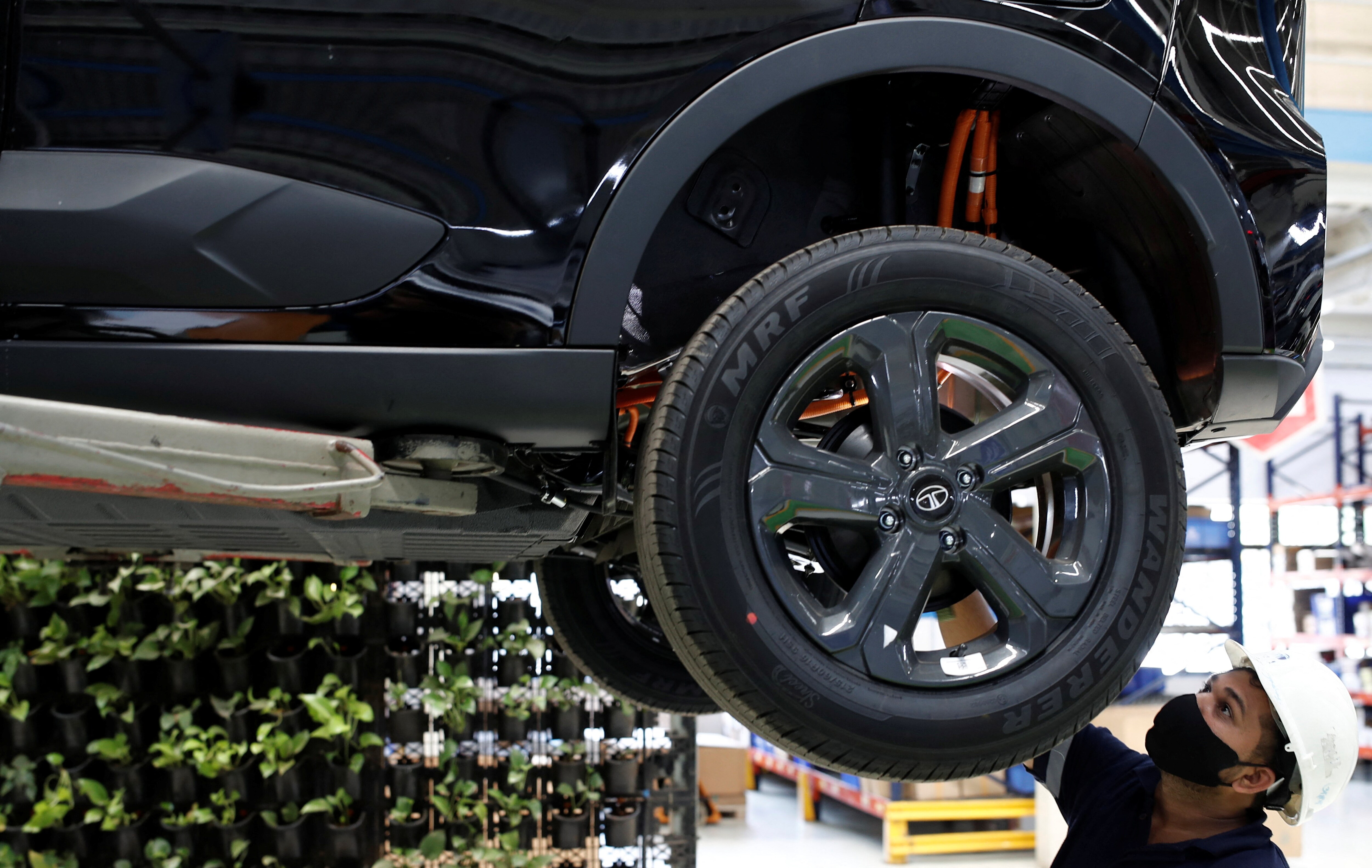 Tata Motors, Hindustan Petroleum Q4 Profit Exceeds Expectations &mdash; Earnings Wrap