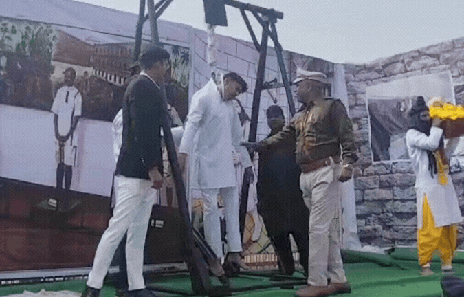 VIDEO: गणतंत्र दिवस की झांकी में जिंदा युवक को फांसी पर लटकाया! भयावह दृश्य देखकर दंग रह गए लोग