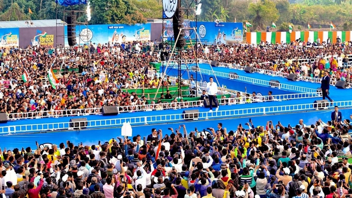 एक जनसभा में TMC सांसद अभिषेक बनर्जी एक जनसभा में TMC सांसद अभिषेक बनर्जी