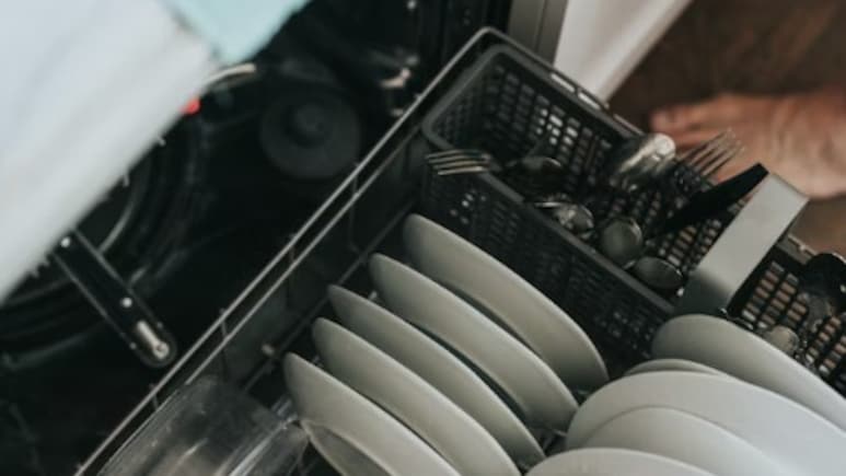 Chinese Man Trashes House After Wife Buys Dishwasher Without His Consent, Internet Says "Divorce Him"