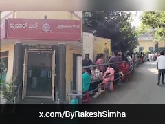 मैसूर सिल्क साड़ी की ऐसी दीवानगी! सुबह 4 बजे से टोकन लेकर कतार में खड़ी महिलाएं, वायरल हुआ VIDEO