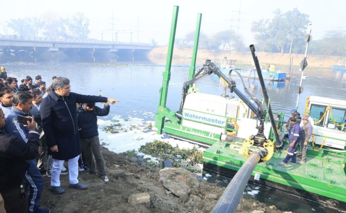 Delhi Deploys Finnish Amphibious Dredger to Clean Najafgarh Drain Affecting Yamuna Pollution
