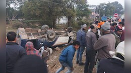 ग्वालियर में अचानक अनियंत्रित होकर पलटी बस, 30 से ज्यादा यात्री घायल; चालक के नशे में होने की सूचना