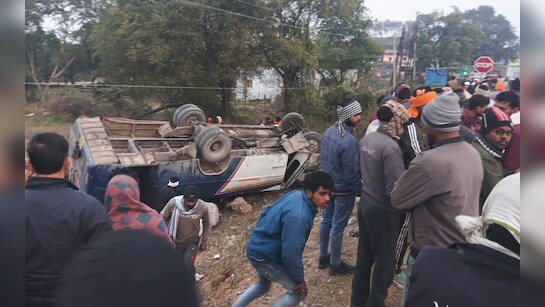 ग्वालियर : तेज रफ्तार ओवरलोड बस पलटी, 15 यात्री घायल ग्वालियर : तेज रफ्तार ओवरलोड बस पलटी, 15 यात्री घायल
