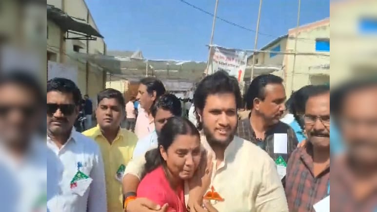 Jalgaon Election Result 2026: जेल से लड़ कर जीते शिंदे गुट के उम्मीदवार, जीत पर फूट-फूट कर रोने लगा परिवार