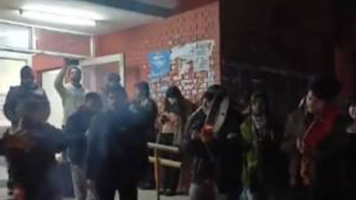 JNU में मोदी-शाह के खिलाफ 'कब्र खुदेगी' वाले भड़काऊ नारों पर बबाल