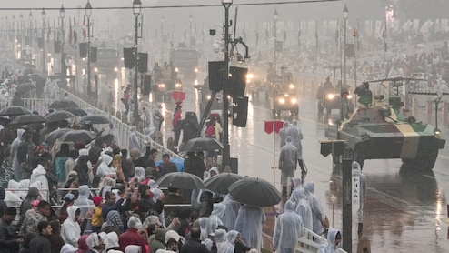 दिल्ली में रिकॉर्ड 8 डिग्री तक गिरा पारा, पहाड़ों पर बर्फबारी और मैदानों में बारिश से लौटी ठंड