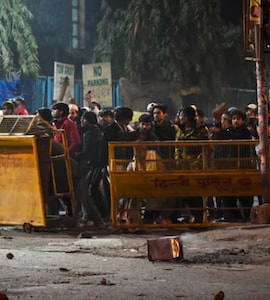 मुश्किल में सपा सांसद मोहिबुल्लाह नदवी, दिल्ली तुर्कमान गेट पर बवाल के वक्त  भड़के, पहले भी रहे विवादों में रहे | Rampur Mp Maulana Mohibullah Nadvi  Surfaced In ...