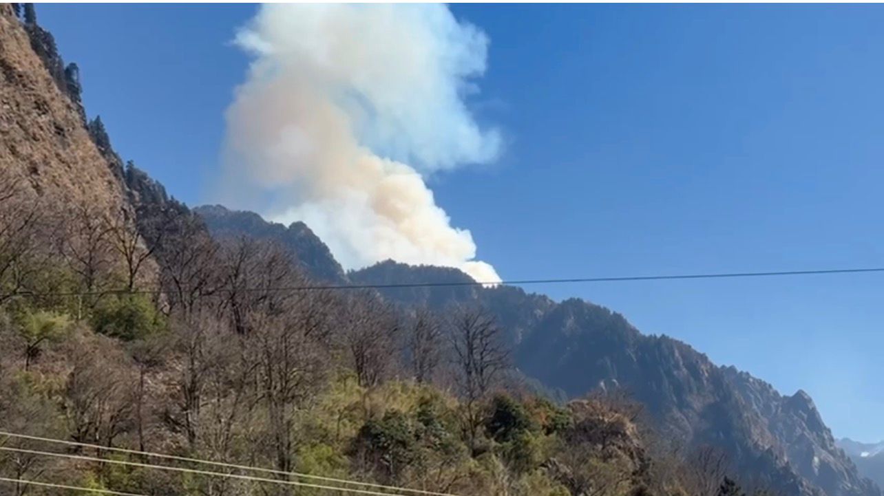 ना बारिश, ना बर्फबारी, कैसे बुझेगी चमोली के जंगल में 5 दिन से धधकती आग? जानें अब कौन सा रास्ता