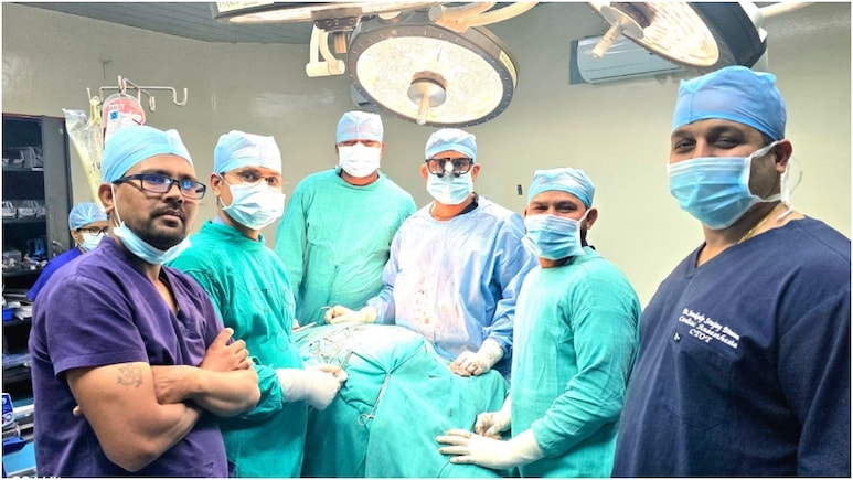 ऑपरेशन करते हुए डॉक्&zwj;टर्स लाल-पीला क्यों नहीं पहनते, क्&zwj;यों चुना गया है हरा-नीला रंग, चौंका देगी वजह