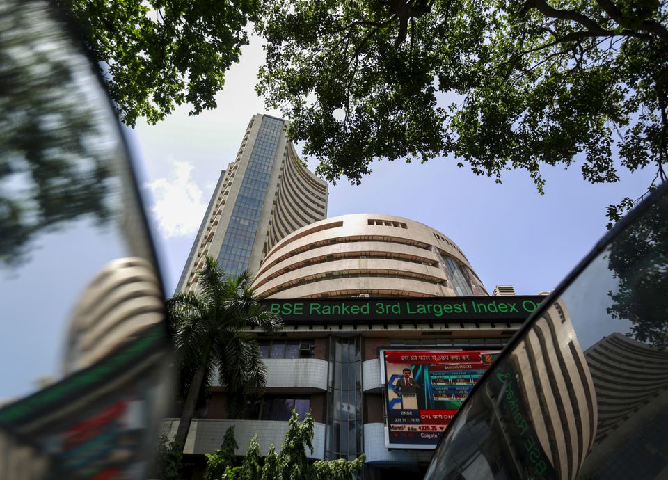 Share Market Today: Sensex, Nifty Close Lower, Tech Stocks Drag; FPIs Stay Net Sellers 