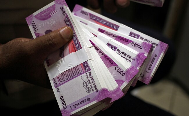Rupee Closes On Flat Note At 81.92 Against US Dollar
