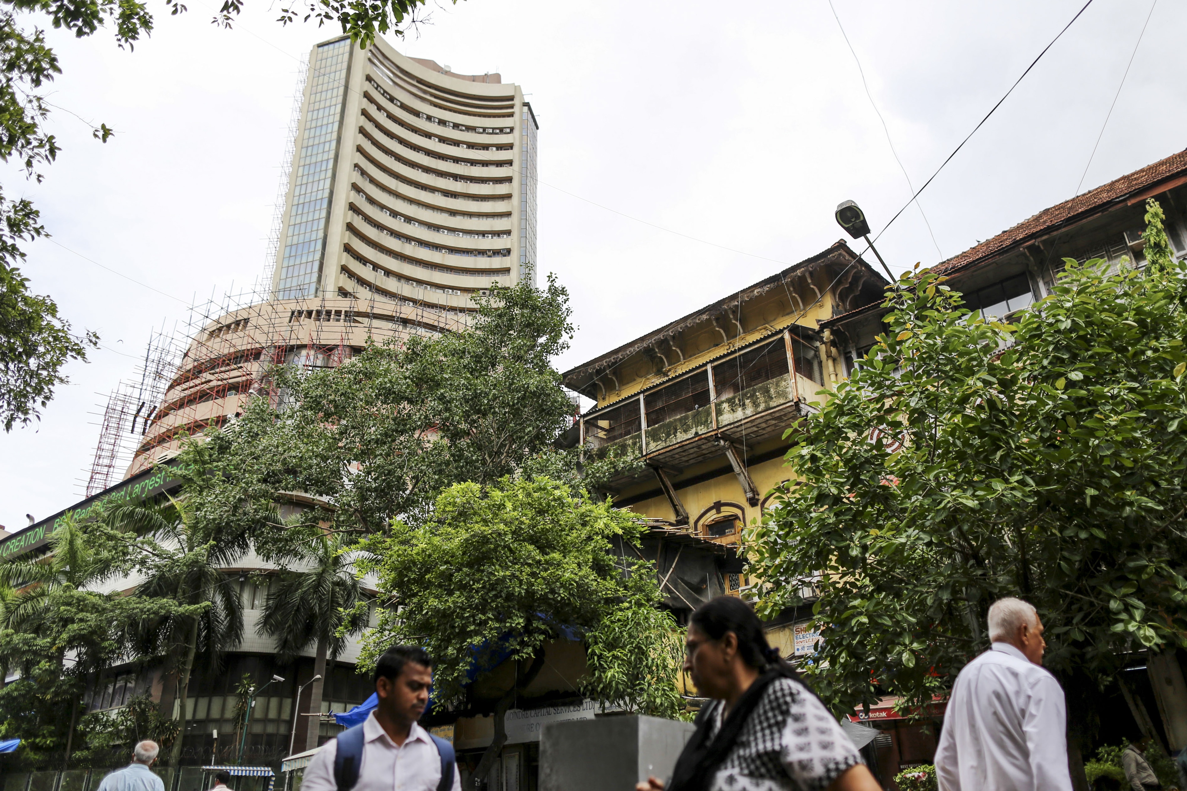 Sensex, Nifty End Lower In Seesaw Trade; Midcaps Outperform