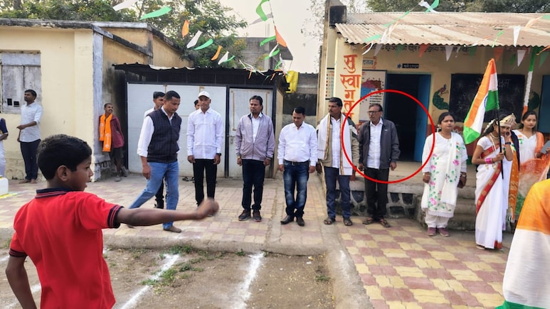 Buldhana News: झेंडावंदन करताना अनर्थ घडला!  मुख्याध्यापकाच्या मृत्यूने गावावर शोककळा; शाळेत काय घडलं?