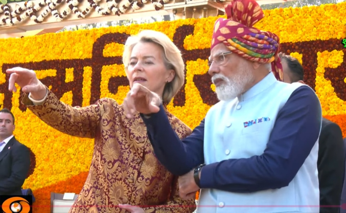 गणतंत्र दिवस पर परेड में खड़े रहकर विदेशी अतिथियों को समझाते रहे PM मोदी, सैन्य परेड की हर झांकी की दी जानकारी