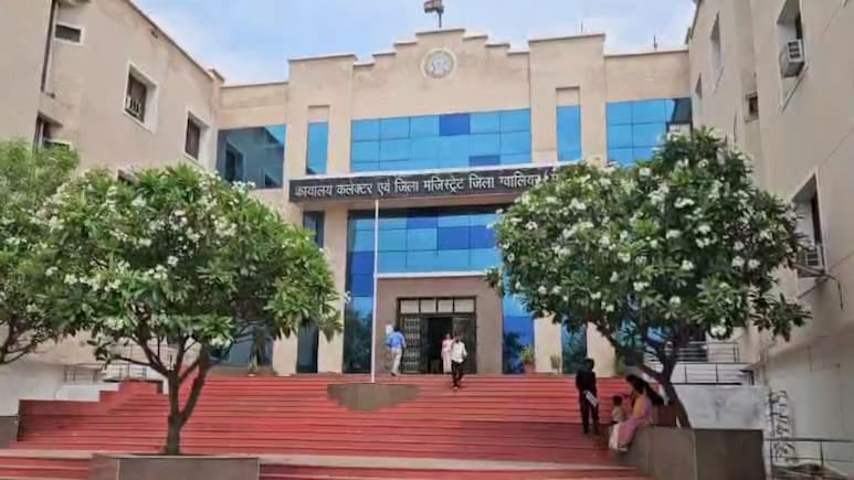 सीएम हेल्पलाइन की शिकायतें नजरअंदाज करना पड़ा भारी, कलेक्टर ने 19 अधिकारियों का काटा वेतन