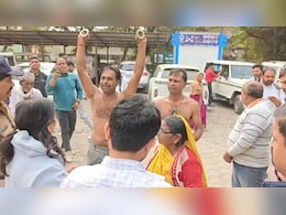 नर्मदापुरम जनसुनवाई में कफन-माला पहनकर पहुंचे युवक, सरकारी पट्टे की मांग को लेकर प्रदर्शन