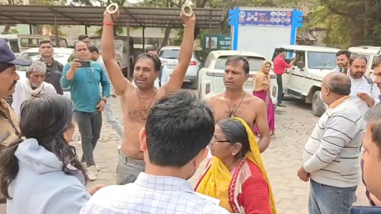 नर्मदापुरम जनसुनवाई में कफन-माला पहनकर पहुंचे युवक, सरकारी पट्टे की मांग को लेकर प्रदर्शन