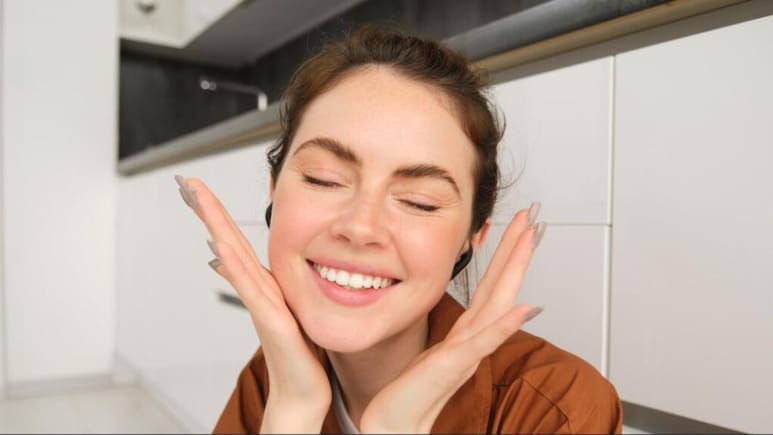 Skincare Tips: क्या आपको भी चाहिए ग्लोइंग और चमकती स्किन? सोने से पहले भूलकर भी न करें ये 4 गलतियां, डैमेज हो सकती है त्वचा