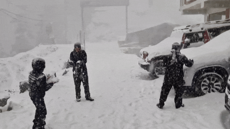 पहाड़ों पर हो रही सीजन की पहली बर्फबारी, Videos में देखें- कश्मीर से हिमाचल तक कैसे हैं हालात