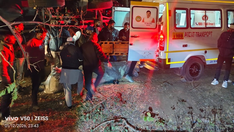 Ratlam Road Accident: भीषण सड़क हादसा,&nbsp;घाट पर रिवर्स हुए ट्रक की चपेट में आई पिकअप, 3 युवक की मौत; शादी समारोह&nbsp;से लौट रहे थे