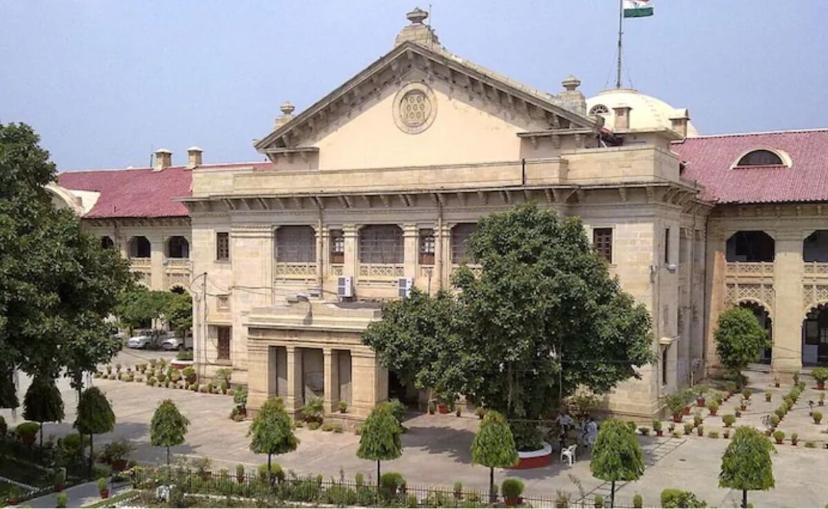 'मैं कभी दुर्व्यवहार नहीं करूंगा', वाला प्लेकार्ड लेकर खड़े होने की सजा पर छात्र को इलाहाबाद हाईकोर्ट से राहत