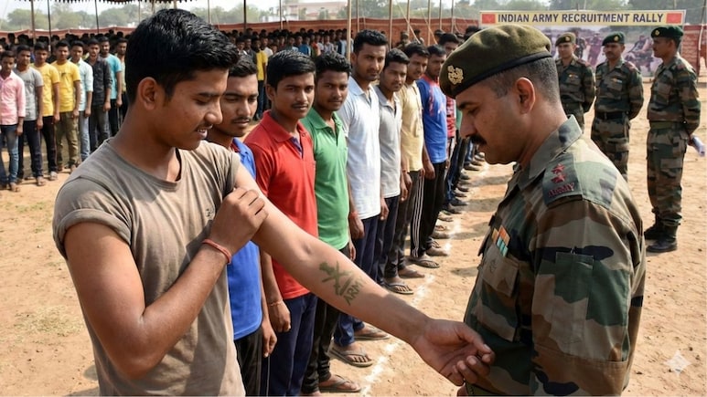 टैटू के शौकीन हो जाएं सावधान, यहां बनवाने पर नहीं मिलेंगी ये सरकारी नौकरियां
