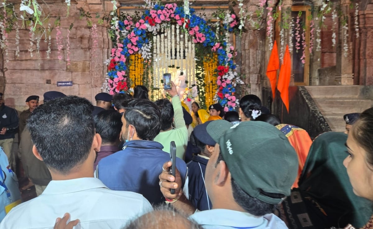 सुप्रीम कोर्ट ने इस साल वसंत पंचमी के अवसर पर जुमे की नमाज और सरस्वती पूजा दोनों की इजाजत दी थी.   