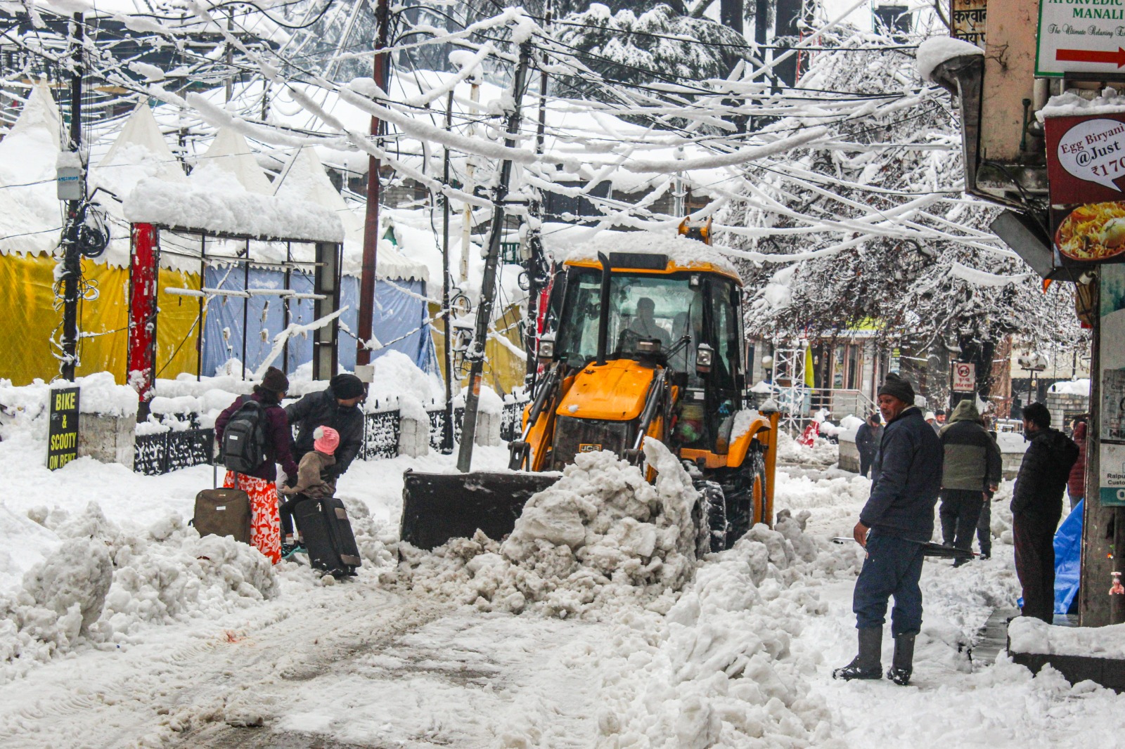 पहाड़ों पर भारी बर्फबारी, दिल्ली नोएडा में कोहरा और शीतलहर... कई राज्यों में बारिश का अलर्ट