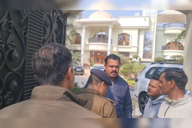 यूनिवर्सिटी के ठिकानों पर अधिकारियों की जांच पड़ताल