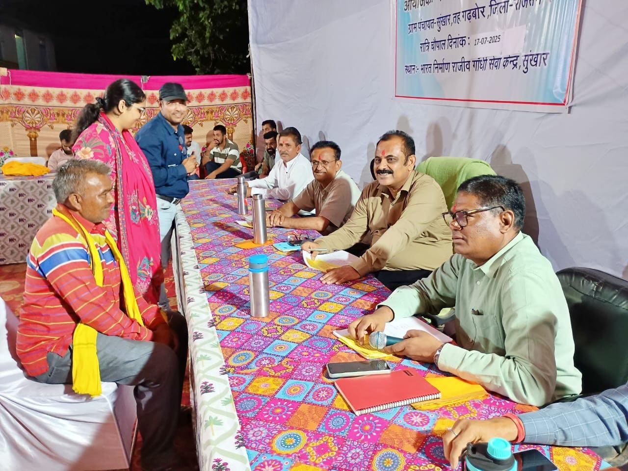 बीते दिनों लगाई रात्रि चौपाल की तस्वीर