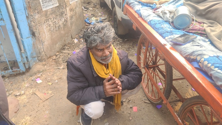 मध्&zwj;य प्रदेश में इंसानियत शर्मसार. पत्नी को ठेले पर अस्पताल ले जा रहा था पति, रास्ते में महिला की मौत