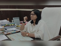 ग्&zwj;वाल&zwj;ियर कलेक्&zwj;टर का कमाल: IAS रुचिका चौहान की एक अपील ने सरकारी स्&zwj;कूलों में द&zwj;िला दी 1000 बेंच