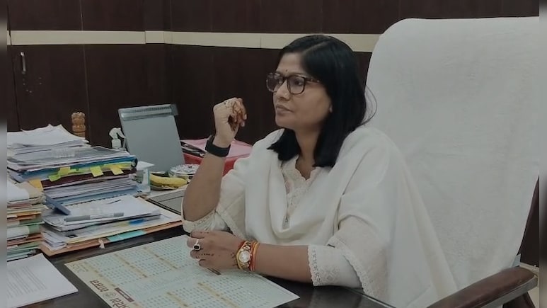 ग्&zwj;वाल&zwj;ियर कलेक्&zwj;टर का कमाल: IAS रुचिका चौहान की एक अपील ने सरकारी स्&zwj;कूलों में द&zwj;िला दी 1000 बेंच