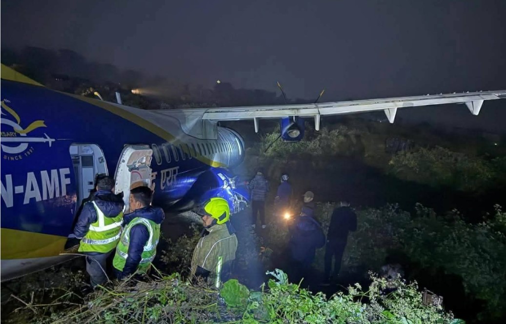 नेपाल में 55 लोगों से भरा विमान रनवे से फिसला, बाल-बाल बचे यात्री, जानें कैसे हुआ हादसा