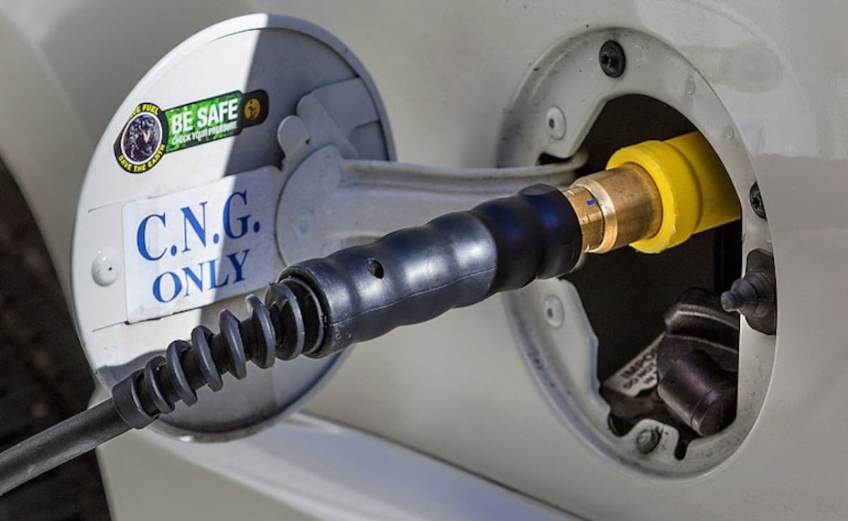 दिल्ली के द्वारका में CNG फिलिंग स्टेशन पर CNG सिलेंडर फटा, 4 लोग घायल