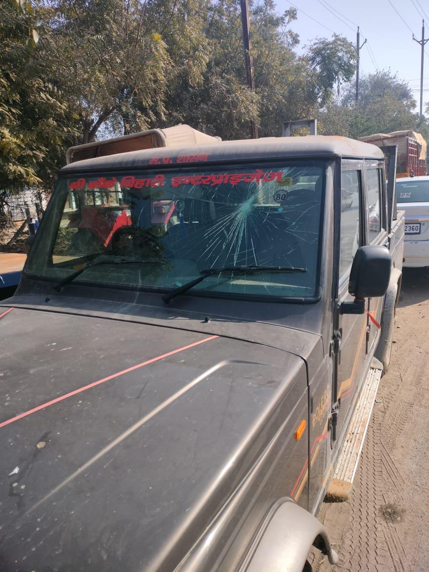 Electricity Department Raid: गाड़ी पर पथराव